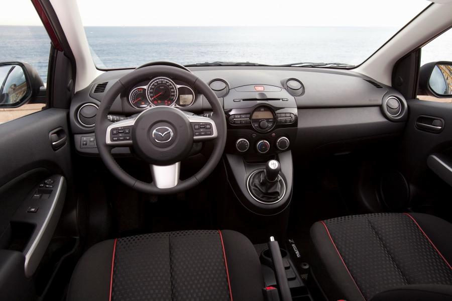  Mazda2 3-Door 2011 года  (фото 38 из 40)